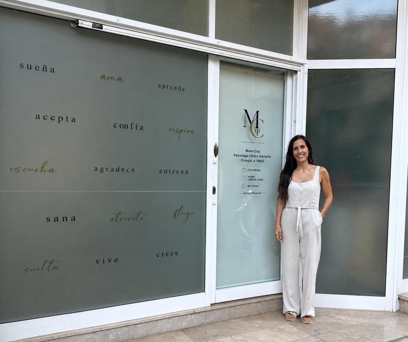 Maite Cruz en la entrada de su consulta en Valls